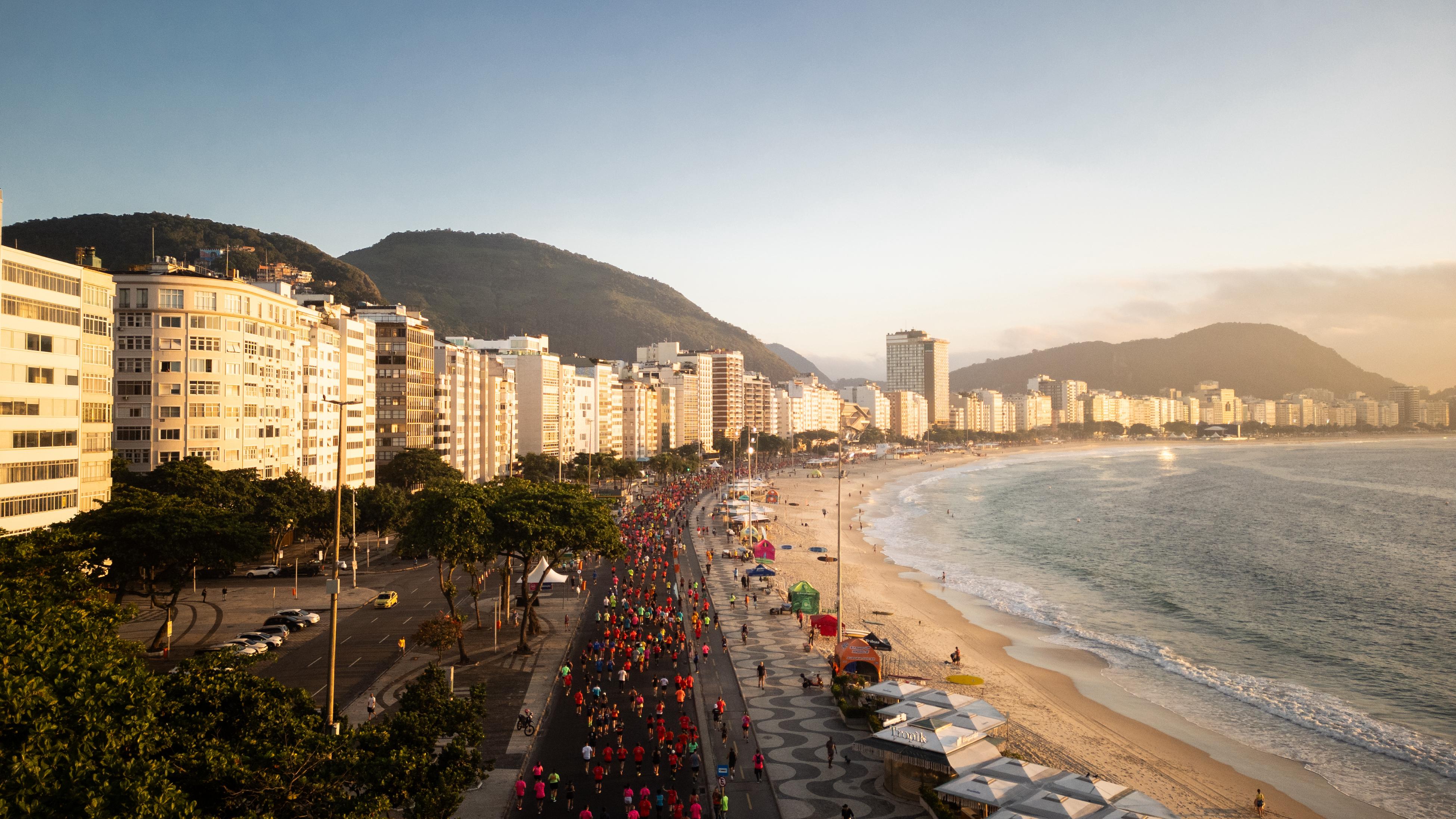 Shakira: quem não vai ao camarote “pé na areia”, pode improvisar