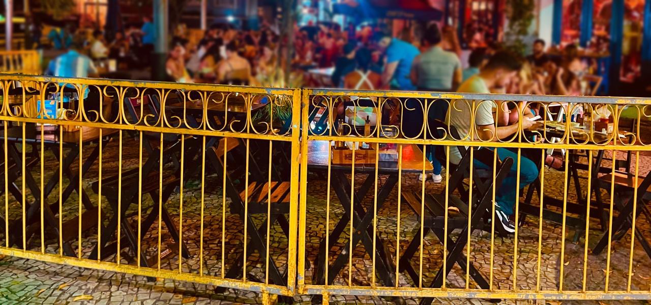 A rua das cercas amarelas