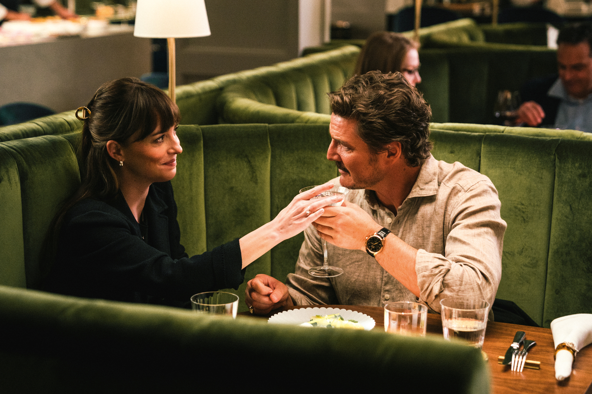 Pedro Pascal e Chris Evans disputam o coração de Dakota Johnson