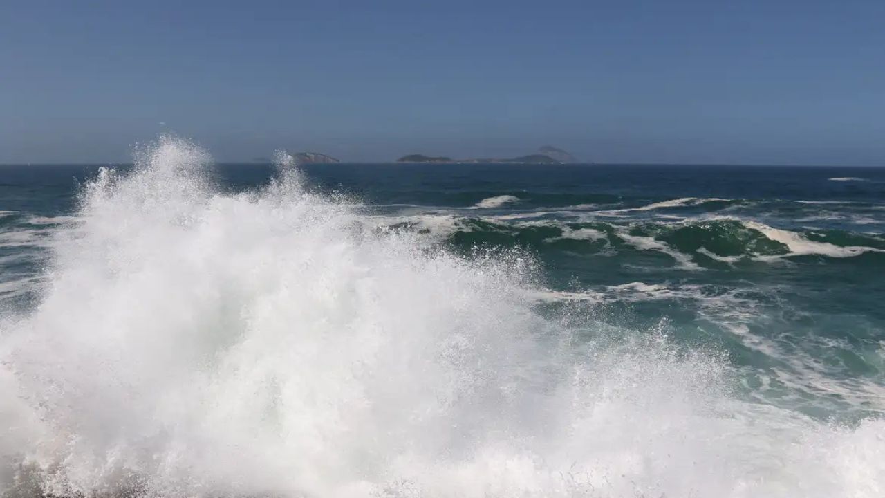 Ressaca que interditou a orla do Leblon vai continuar nesta quarta (30)