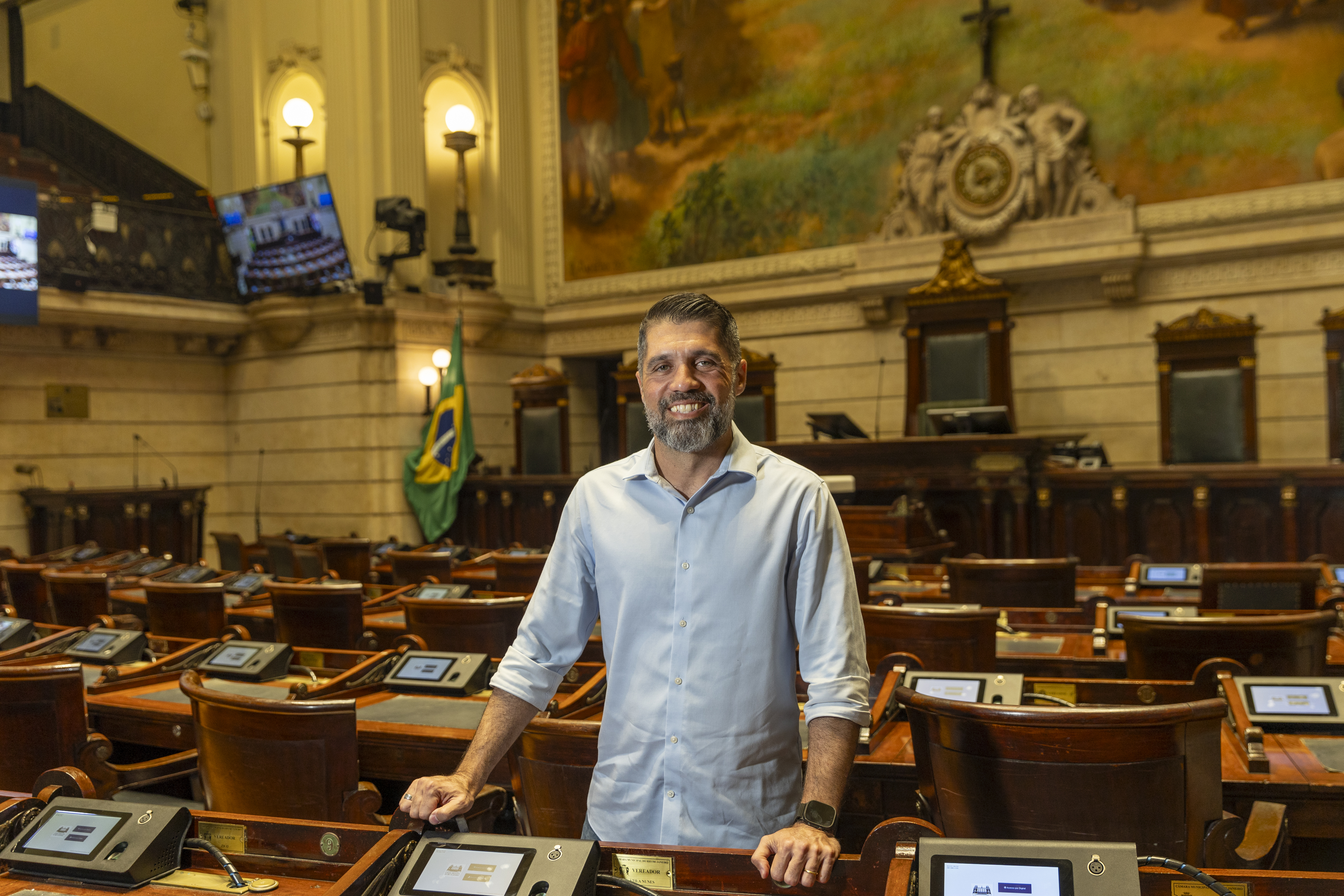 “A política deve estar presente na rua”
