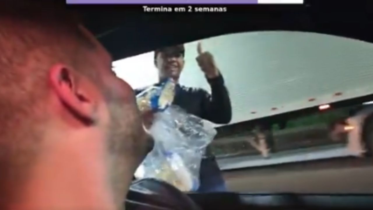 Influenciador tem celular roubado na Avenida Brasil durante live. Veja o vídeo