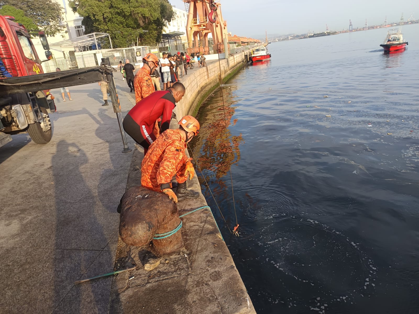 Carro cai na Baía de Guanabara e bombeiros buscam motorista