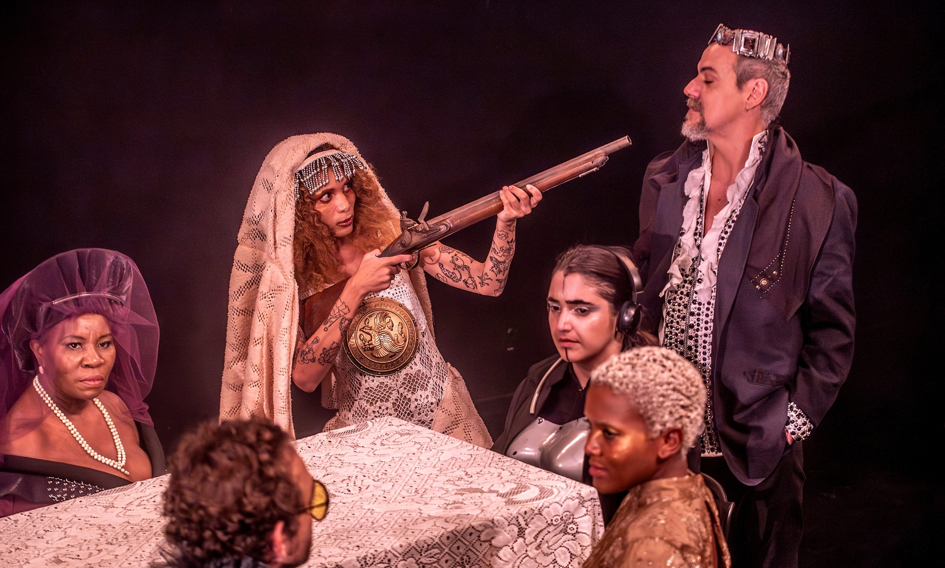 Montagem de Hamlet no CCBB tem atriz trans fazendo Fortimbrás