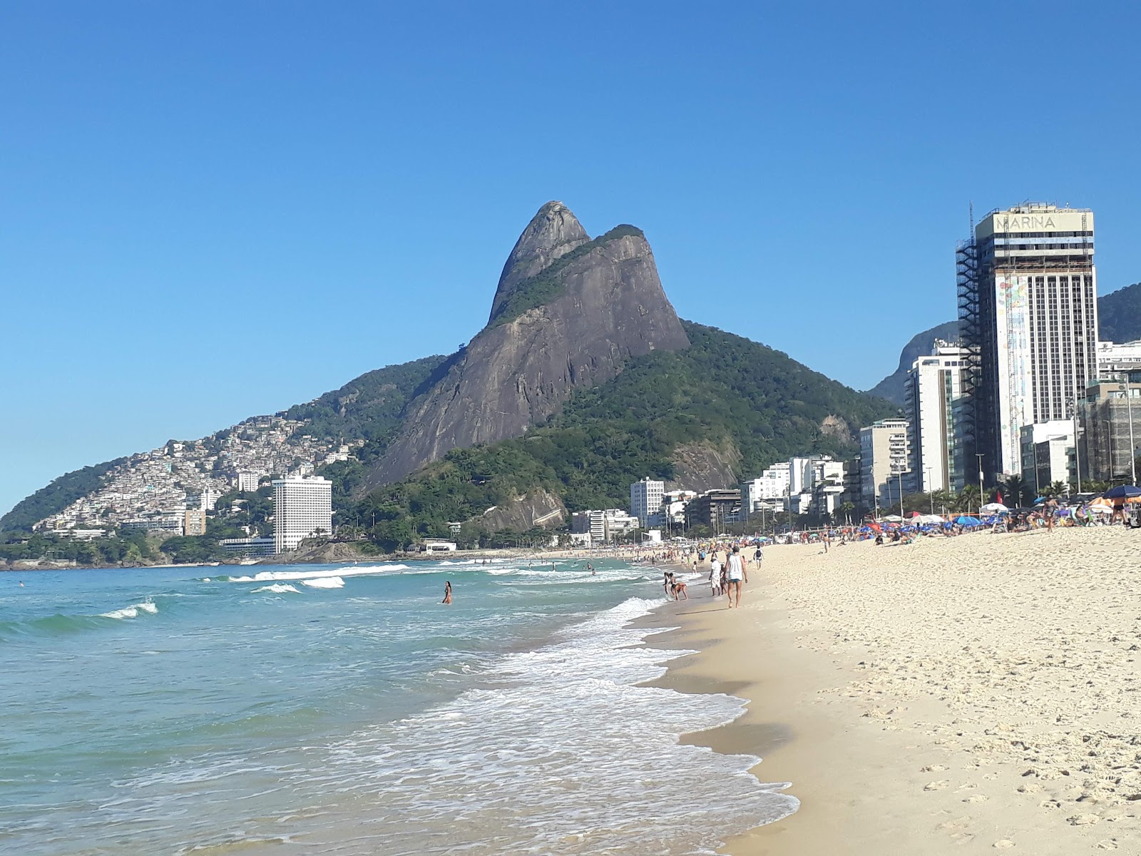 Leblon: limpeza na praia com o projeto Arte de aMAR