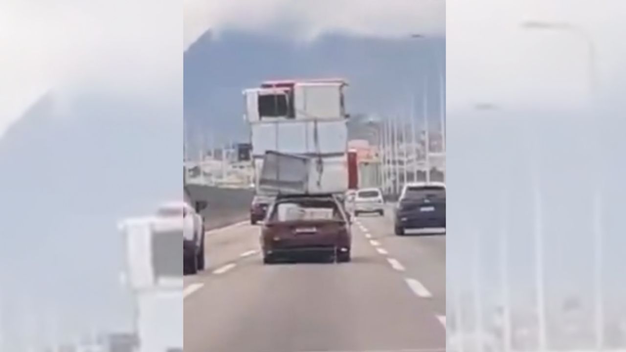 Viu? Carro cruza a Ponte Rio-Niterói com três eletrodomésticos amarrados