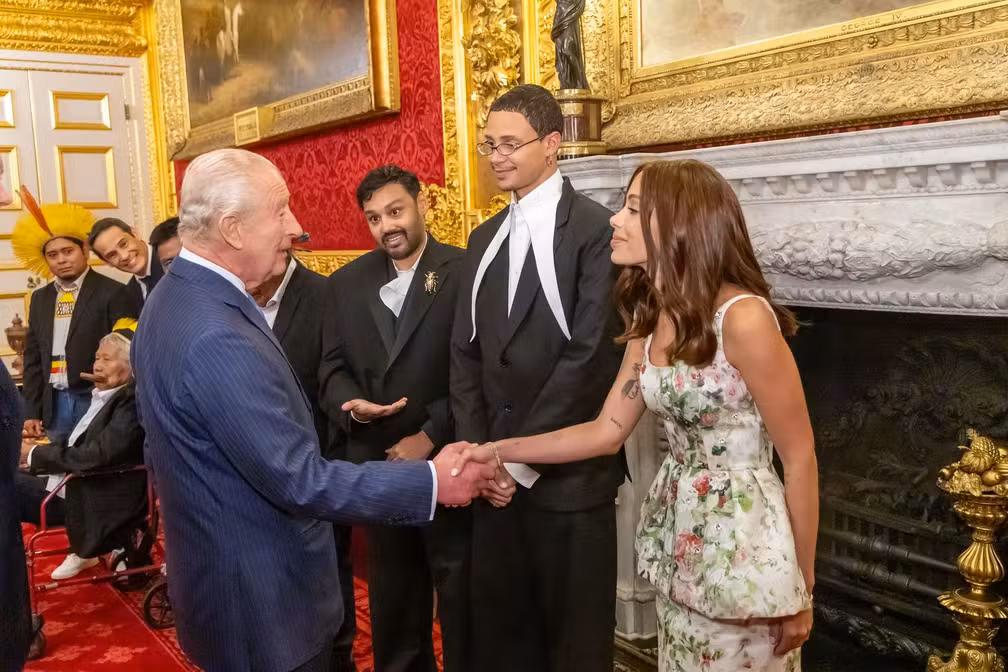 Ela é poderosa mesmo! Anitta cumprimenta Rei Charles na Inglaterra