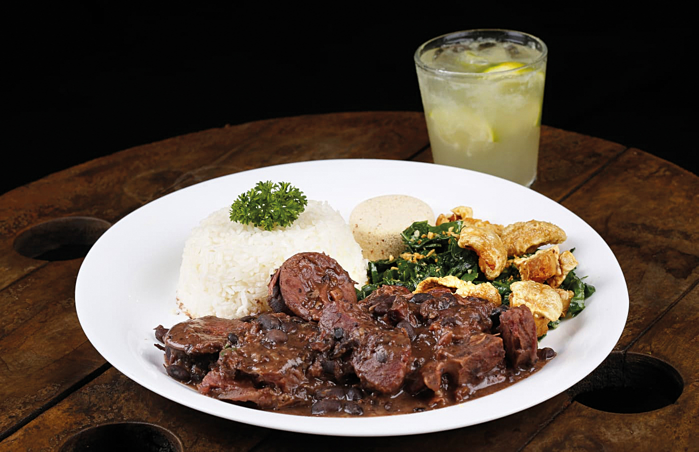 Feijoada com samba em novo horário no Beco do Rato