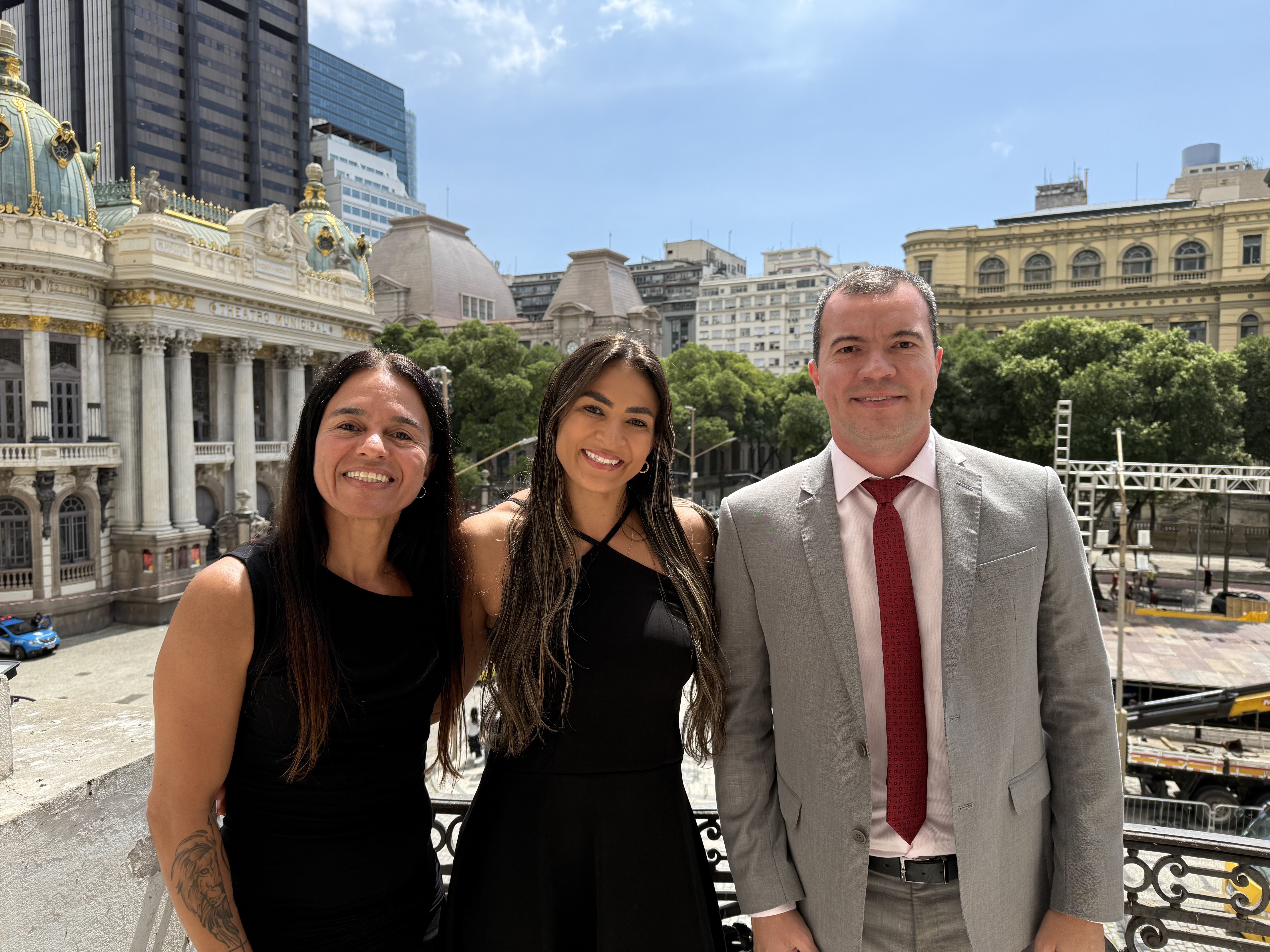 Campeã do UFC recebe medalha na Câmara do Rio