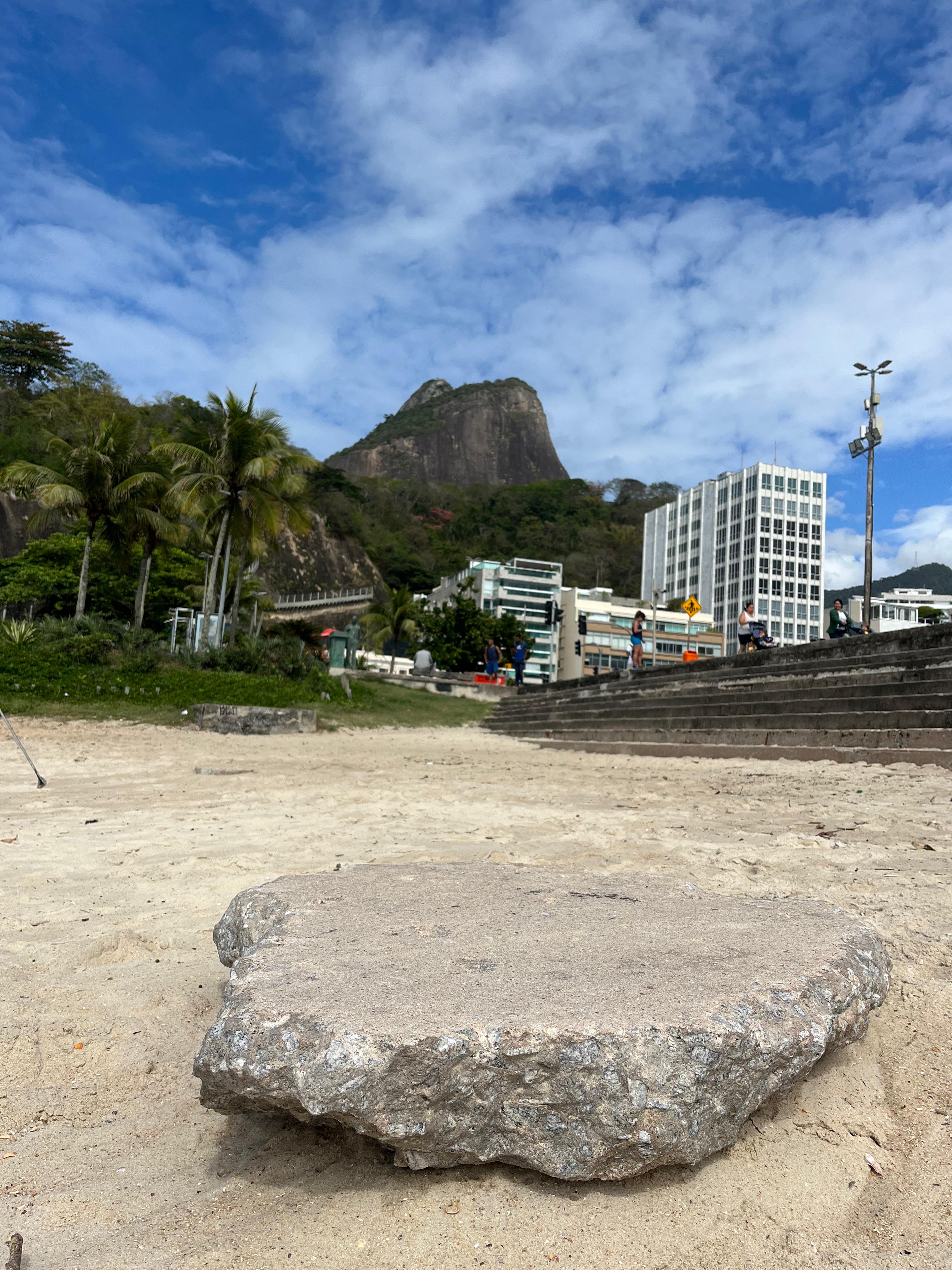 Praia do Leblon ou o novo circuito de crossfit praiano?  