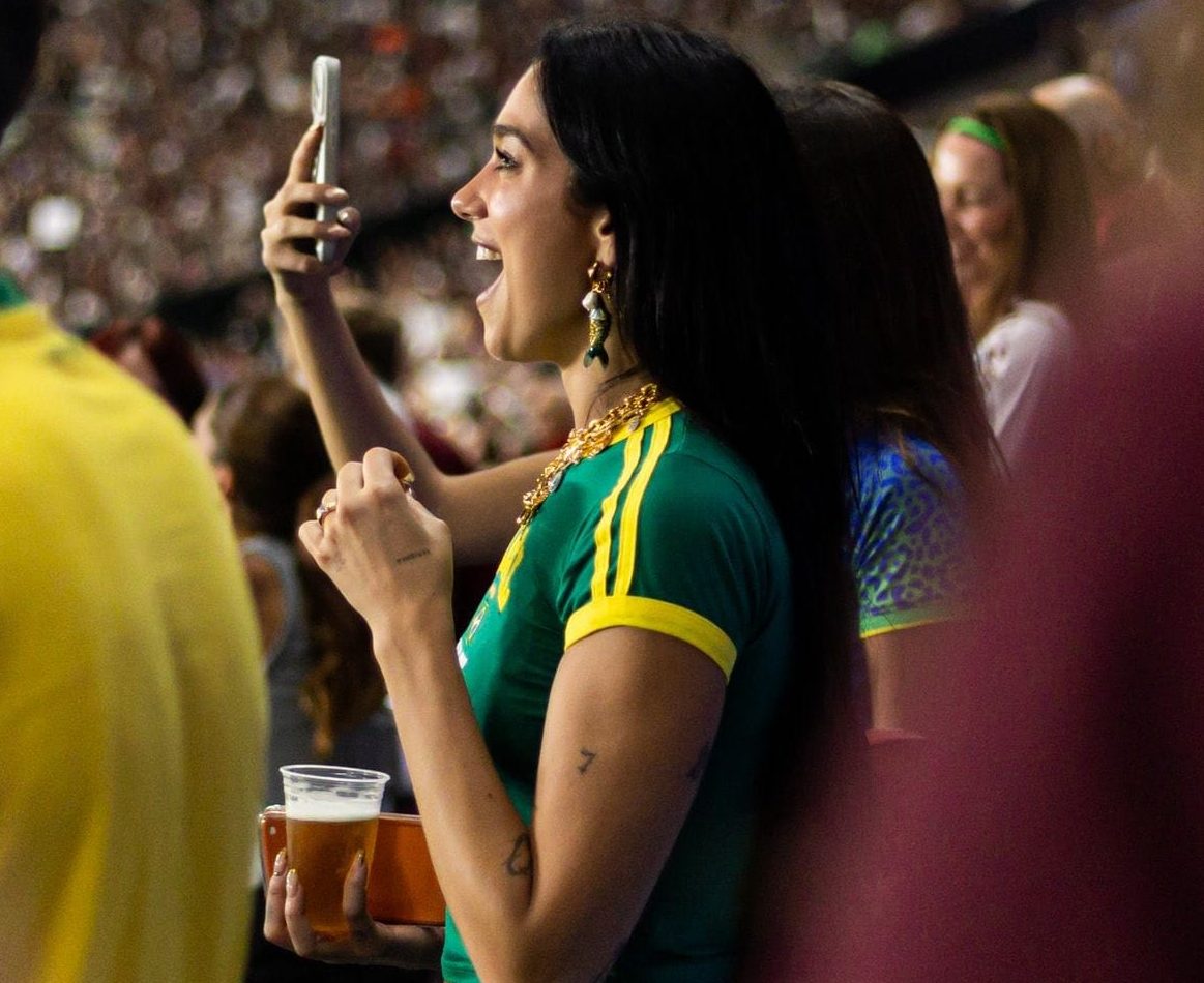 Dua Lipa vibra com Flu e ganha a cidade (e alguns haters rubro-negros)  