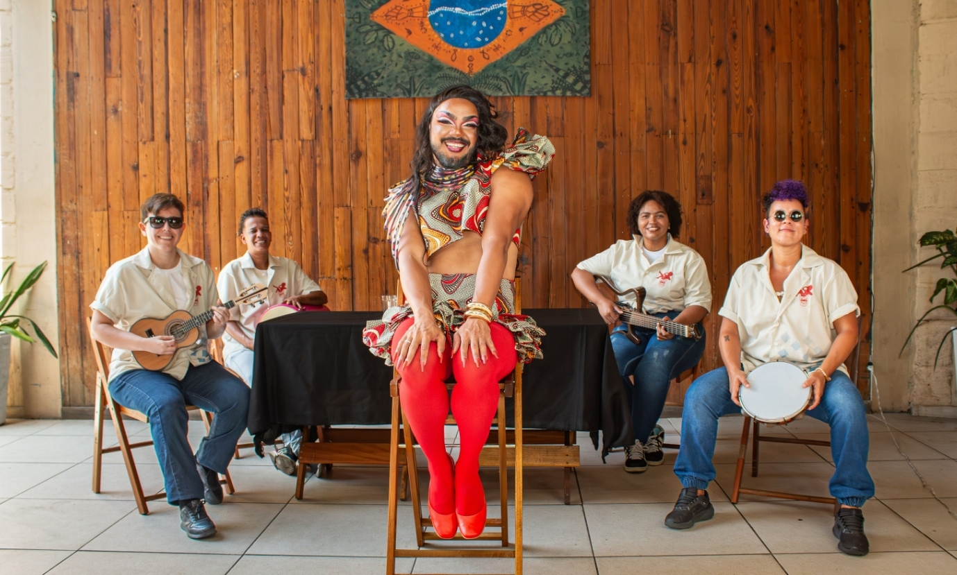 Rio tem primeira roda de samba comandada por uma drag queen