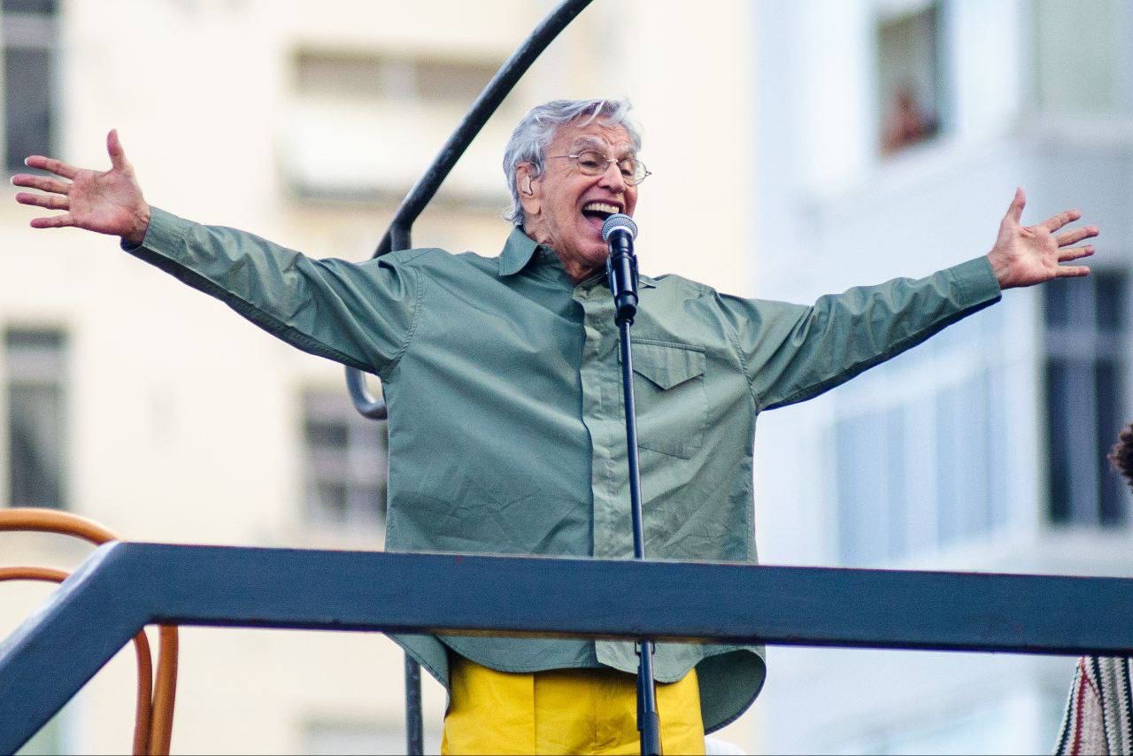 Famosos participam de ato contra PL da Dosimetria em Copacabana