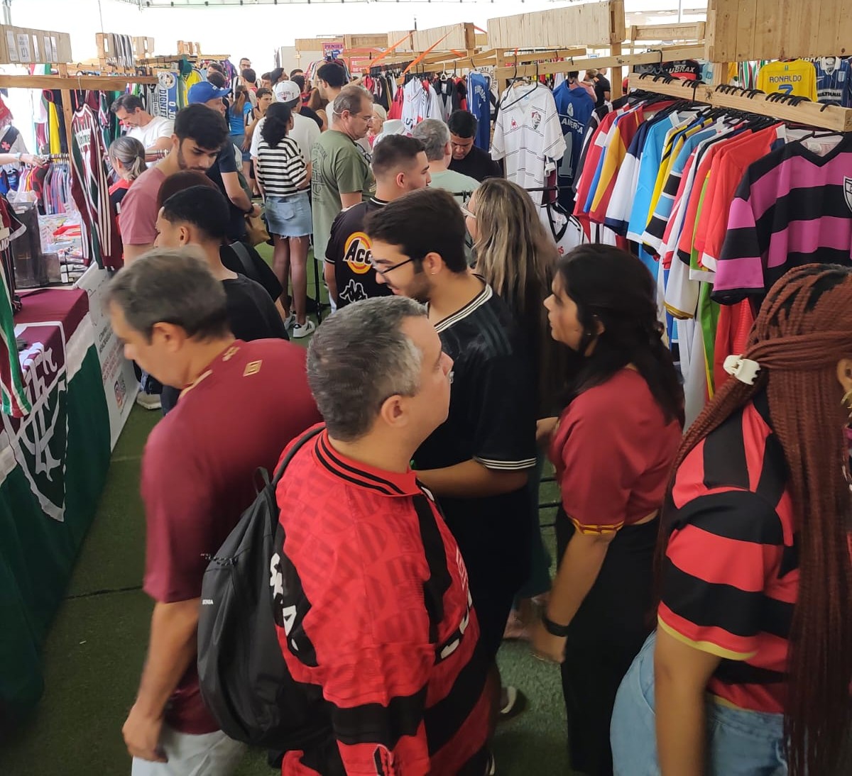 Memórias cultivadas pelo futebol arrebatam uma galera crescente