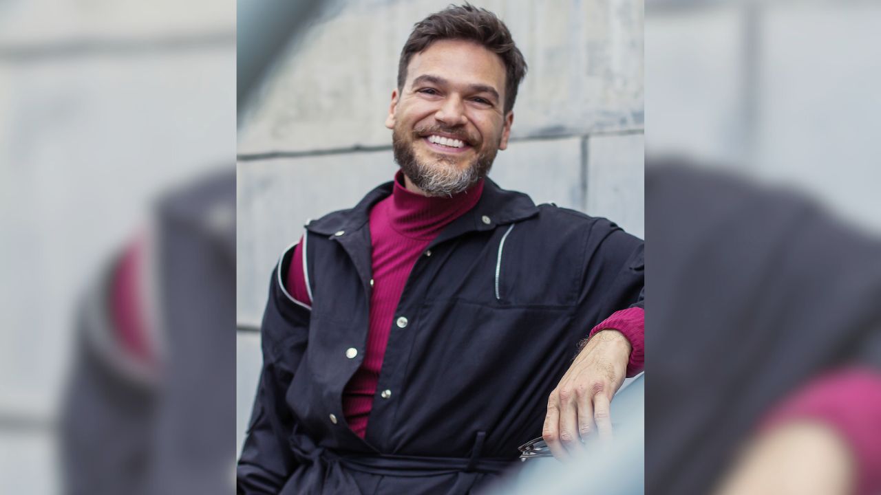 “O celular não pode ser uma extensão da mão”, diz Emilio Dantas