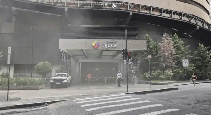 Entrada do shopping pela Avenida Maracan&atilde;