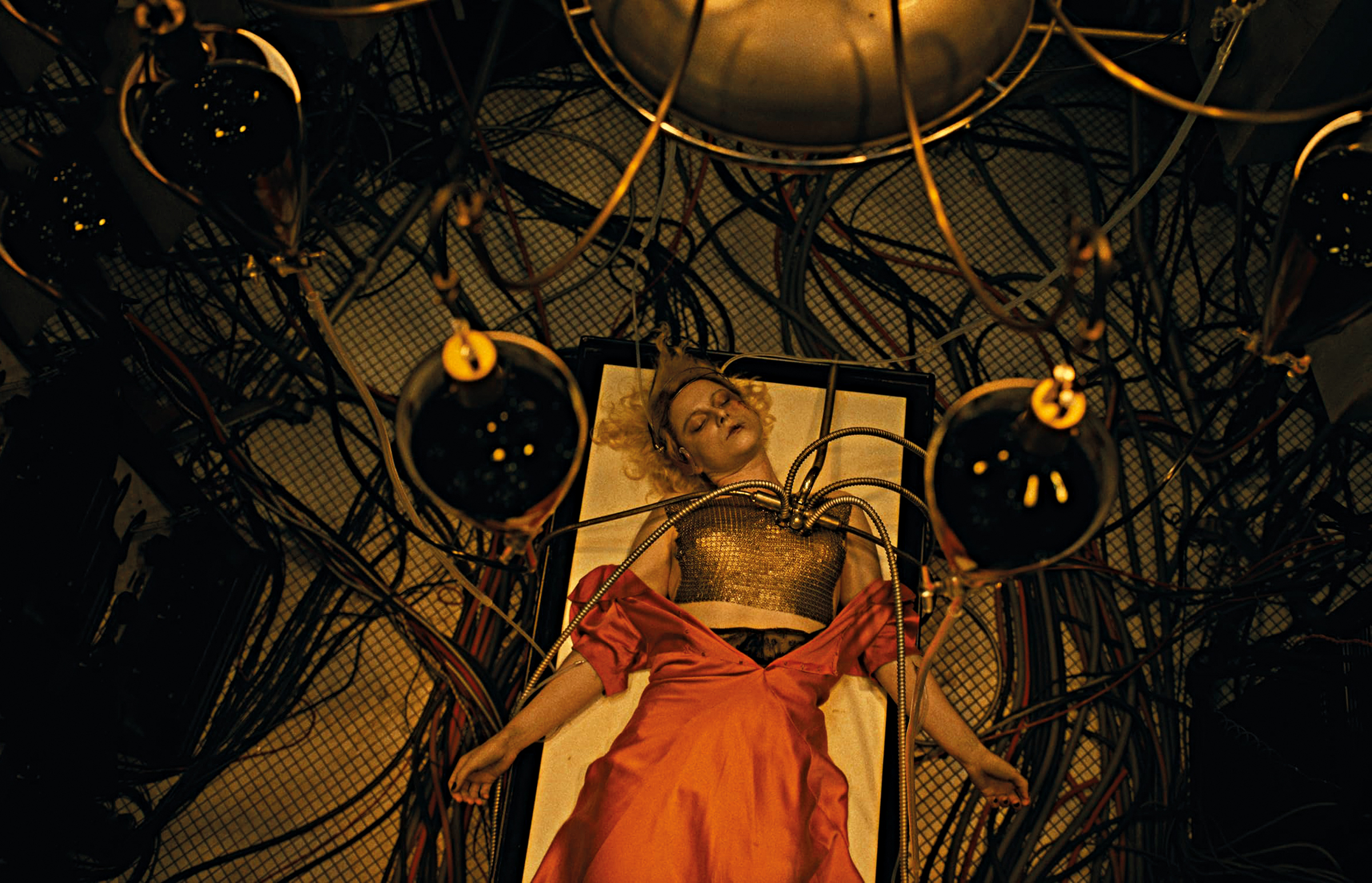 Jessie Buckley e Christian Bale interpretam Frankenstein e A Noiva!