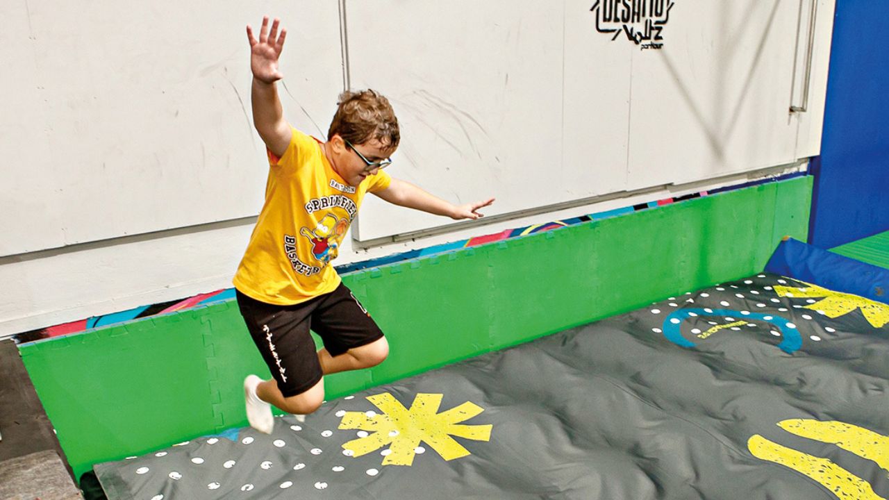 Integrante do Cirque du Soleil dá workshop de trampolim para os pequenos