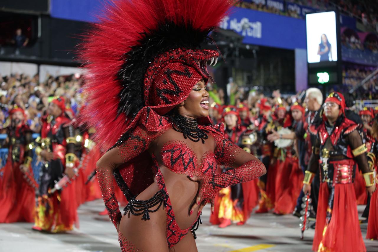 O detalhe que quase ninguém viu na fantasia da rainha Iza