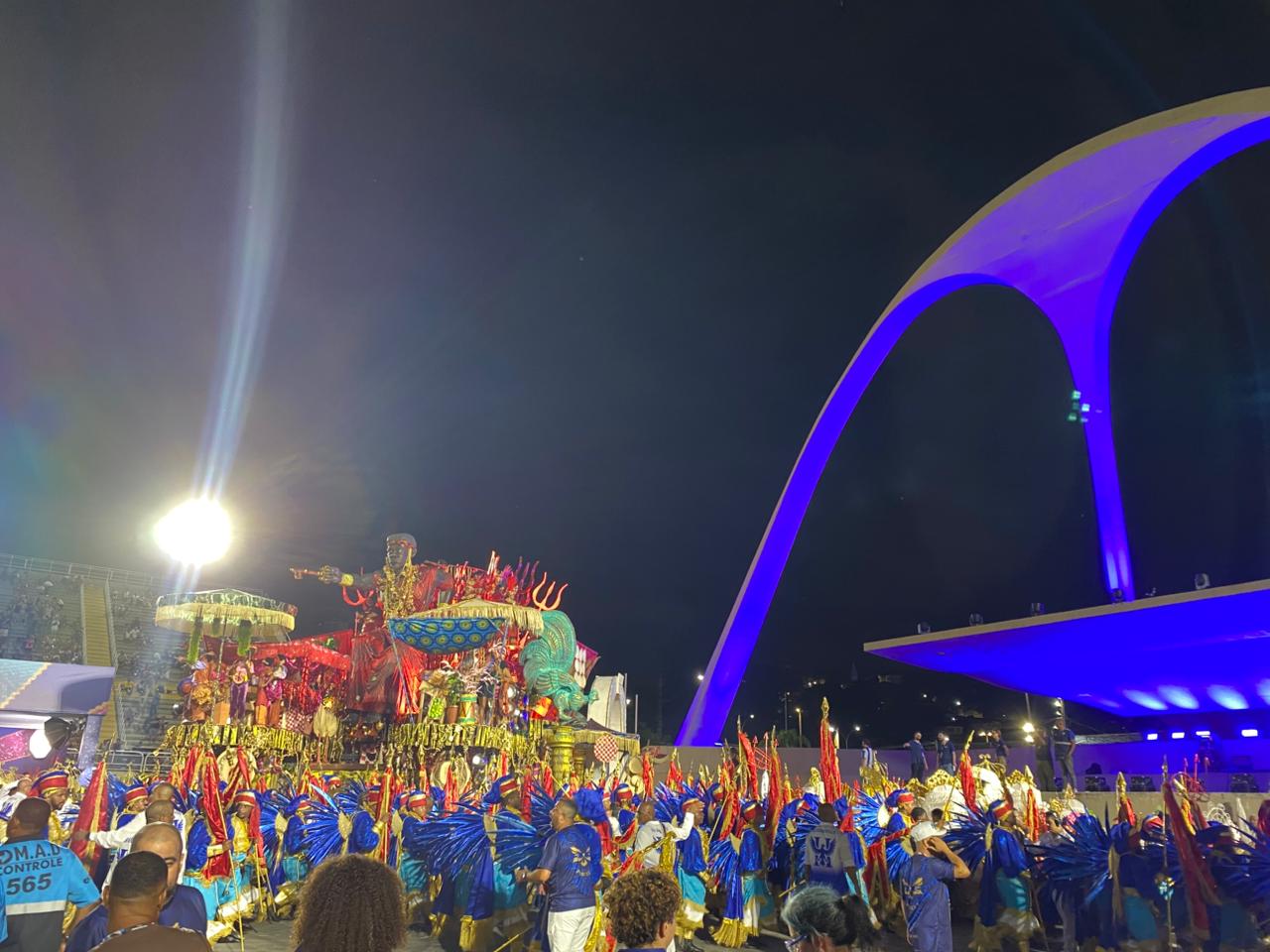A tensão dos minutos finais: quando o desfile da Portela virou corrida