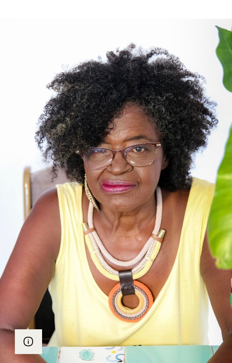 A escritora Miriam Alves