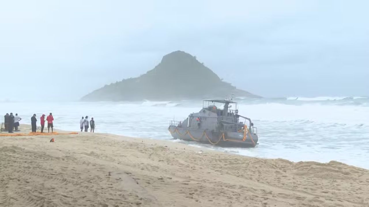 Navio na Praia da Macumba: outro barco fica preso na areia ao prestar ajuda