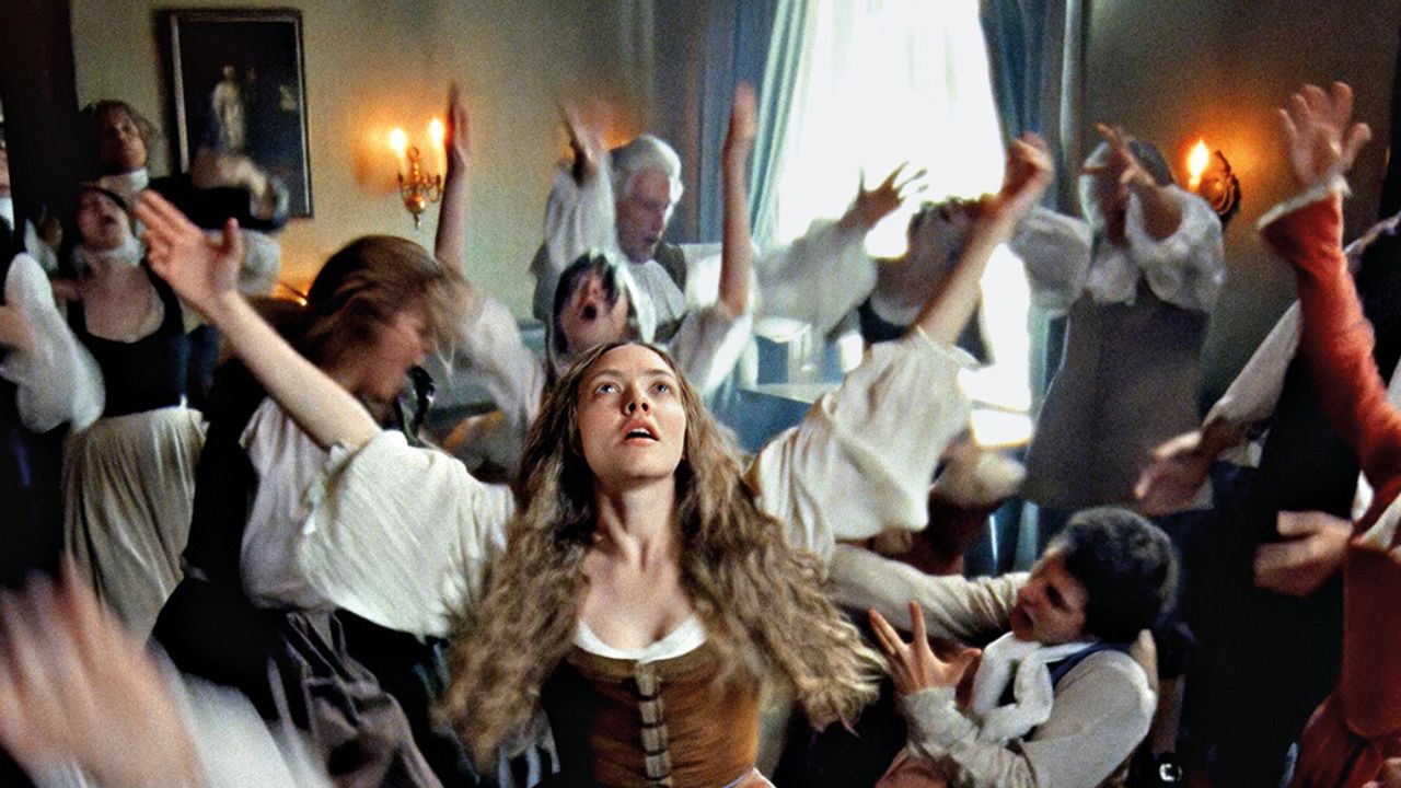 Amanda Seyfried é líder de culto religioso em musical biográfico