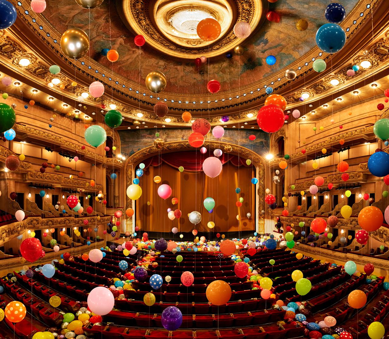 Milhares de balões coloridos no Theatro Municipal