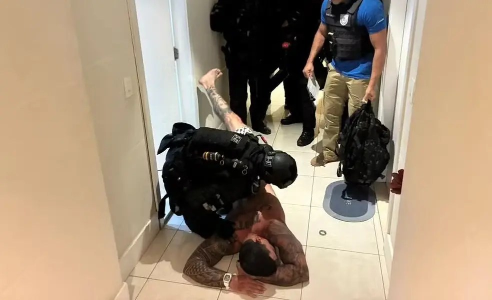 Homem faz ex-esposa e filha de 1 ano reféns em apartamento na Barra