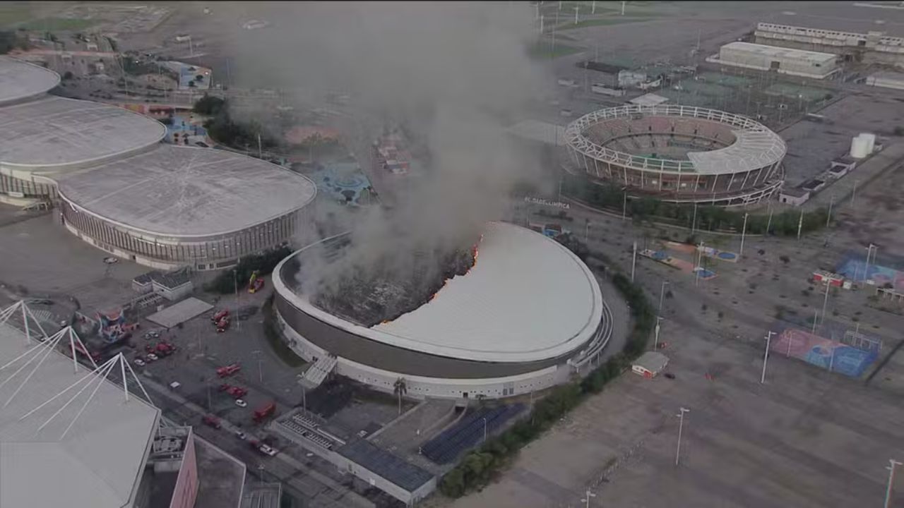 Incêndio no velódromo: metade do teto é destruída, mas museu fica intacto