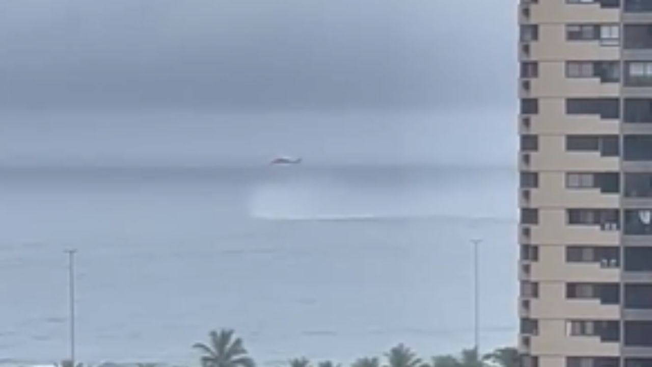Helicóptero perde altitude e quase encosta no mar da Barra. Veja o vídeo