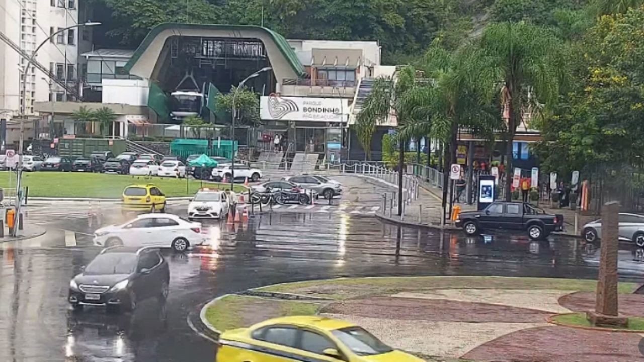 Mais de 2000 raios atingem o Rio em dia de tempestade; veja a previsão