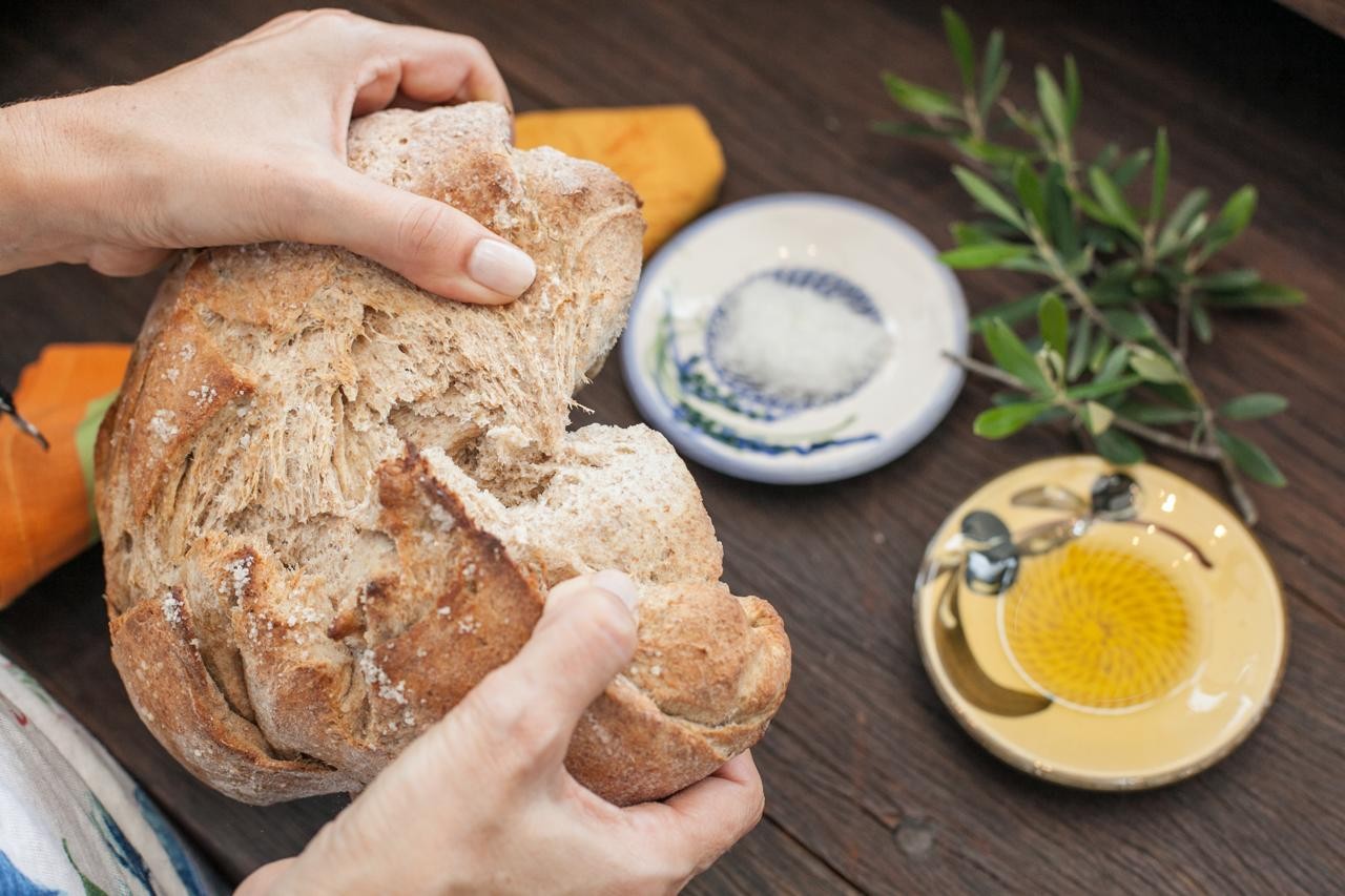 Receita: Você conhece o significado de pão, azeite e sal na mesa?