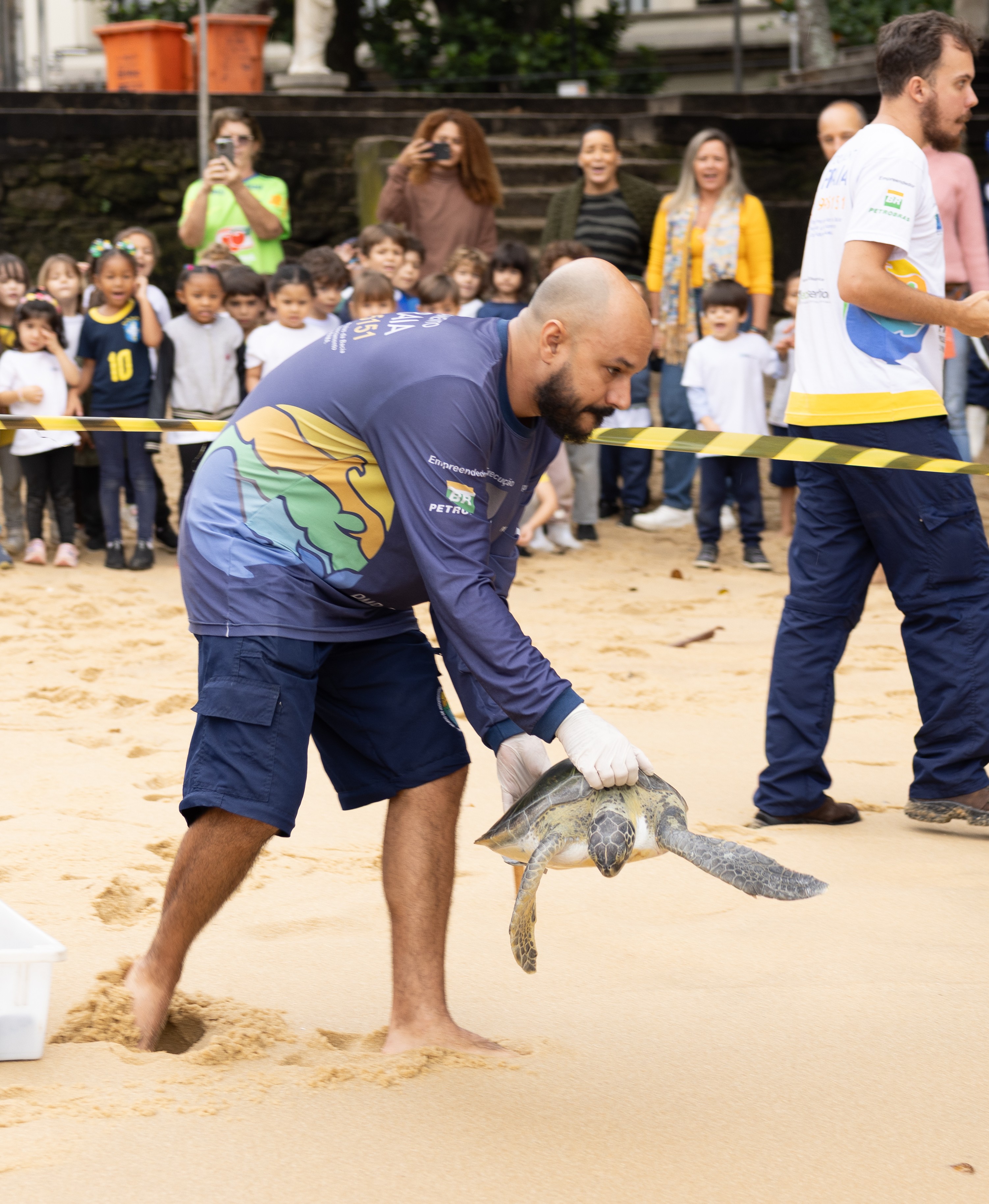 Depois de 6 meses, tartaruga resgatada na Marina volta ao oceano