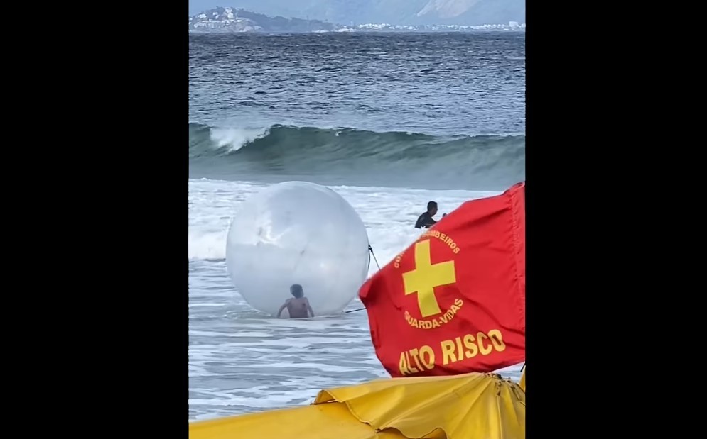 “Alto risco”: criança vai ao mar de Copa em bola aquática ilegal (vídeo)