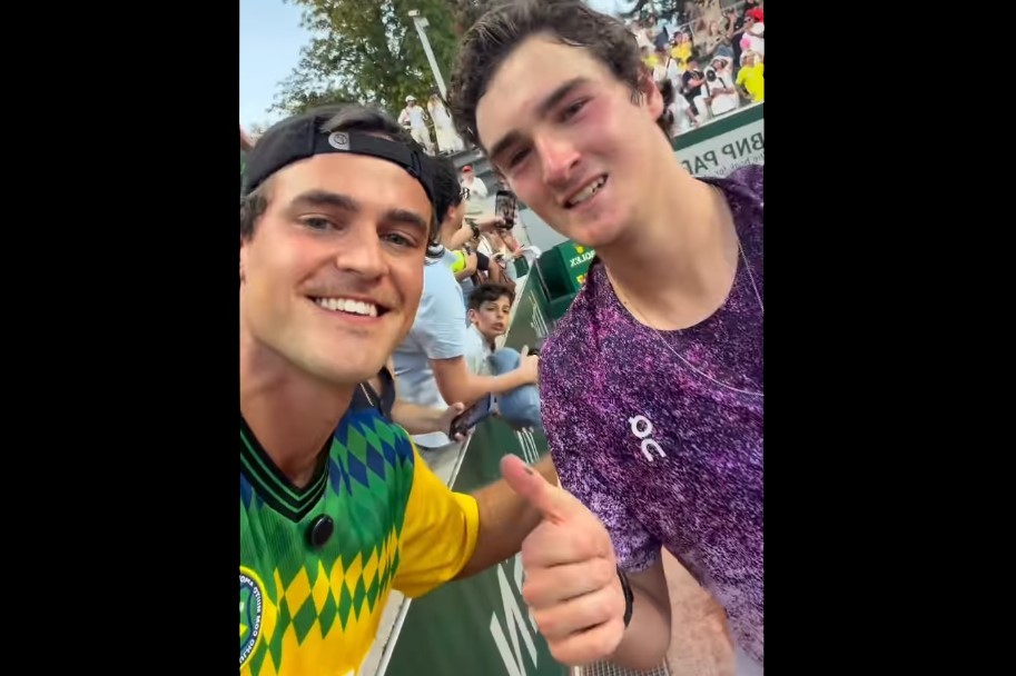 Fã ganha camisa de Fonseca em Paris e guarda em cofre: só sai nos jogos