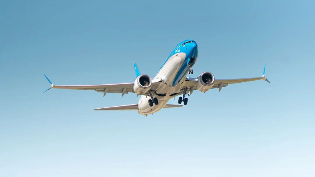 Avião tem motor amassado em colisão com drone durante pouso no Galeão