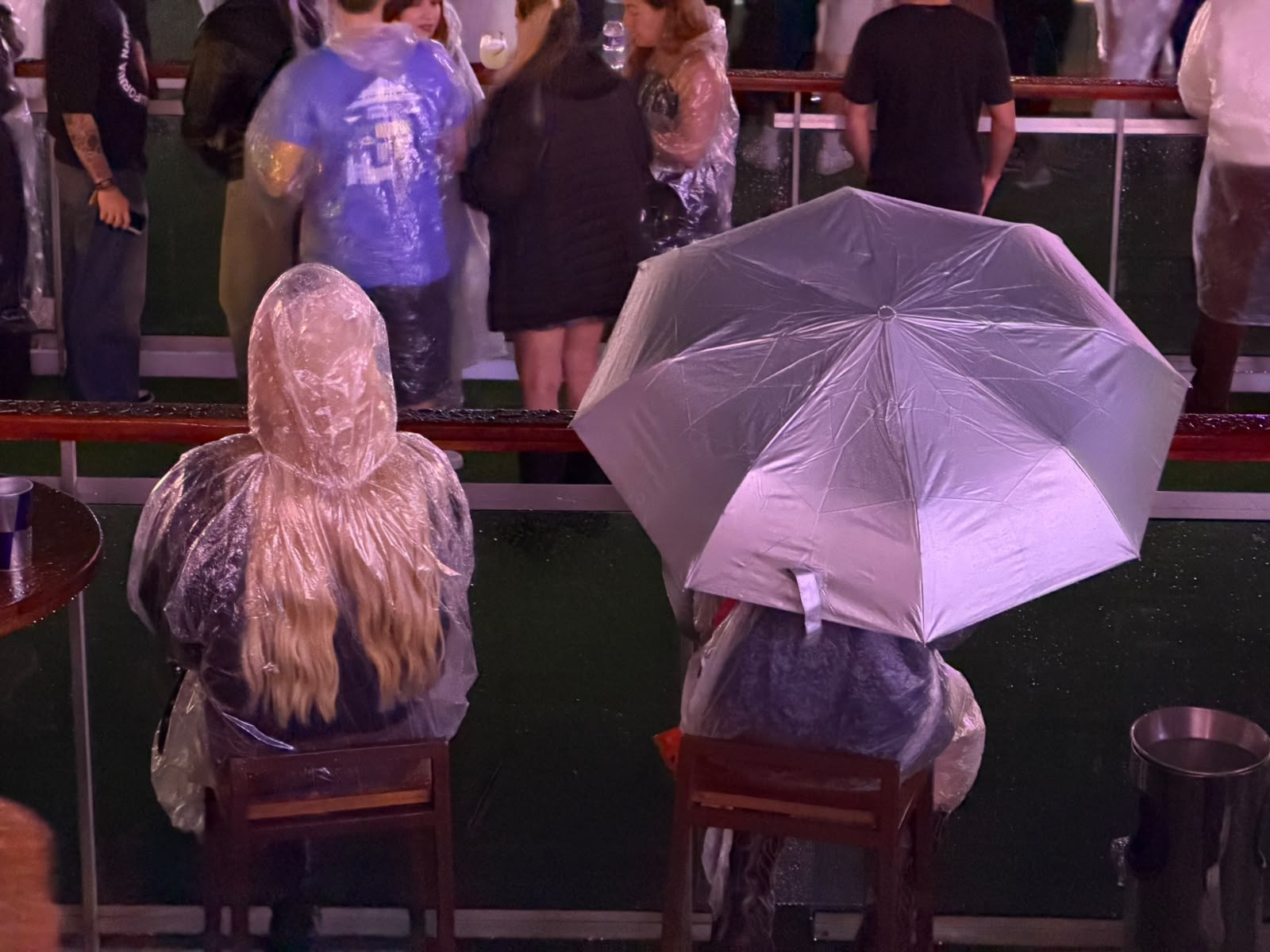 Mesmo proibido, público usa guarda-chuva no Rock in Rio