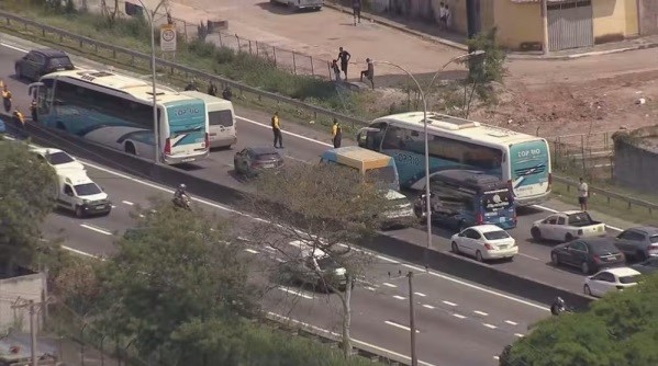 Operação na Maré deixa pelo menos um morto e vários baleados; ônibus foram sequestrados e linhas, desviadas