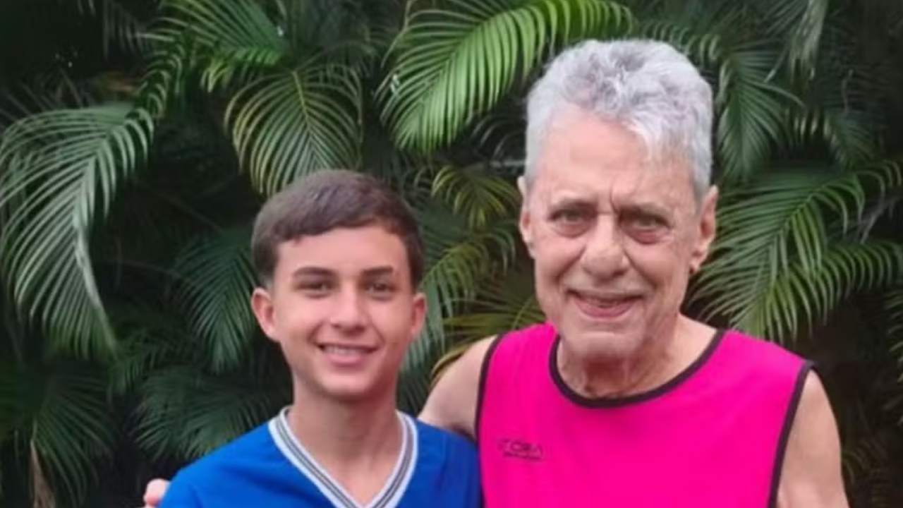 Moradora do Recreio se surpreende ao descobrir que filho joga bola com Chico Buarque