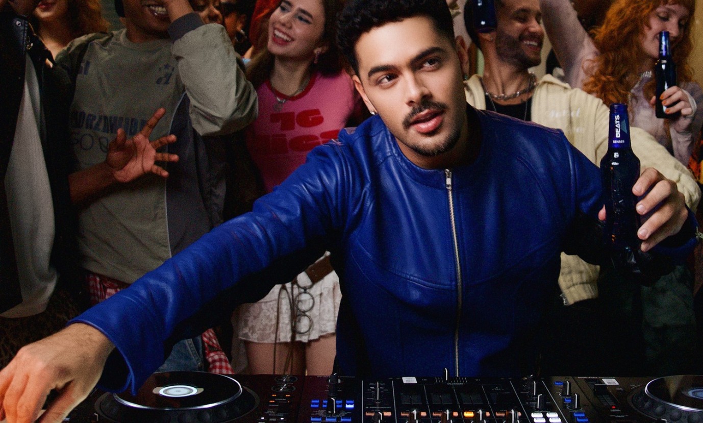Marca de bebida oferece sets inéditos de DJs para esquenta em casa